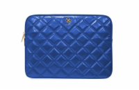 Guess Quilted 4G Computer Sleeve 14" Blue Elegantní ochranný obal na notebook značky Guess, určený pro notebooky s úhlopříčkou do 14 palců. Tento stylový obal je zdoben ikonickým vzorem 4G, který dod