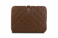 Guess Quilted 4G Computer Sleeve 14" Brown Elegantní ochranný obal na notebook značky Guess, určený pro notebooky s úhlopříčkou do 14 palců. Tento stylový obal je zdoben ikonickým vzorem 4G, který do